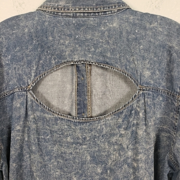 MUDD Acid Washed Cutout Back Hi Low Hem Button Down Denim Shirt Sz XL - Picture 6 of 8
